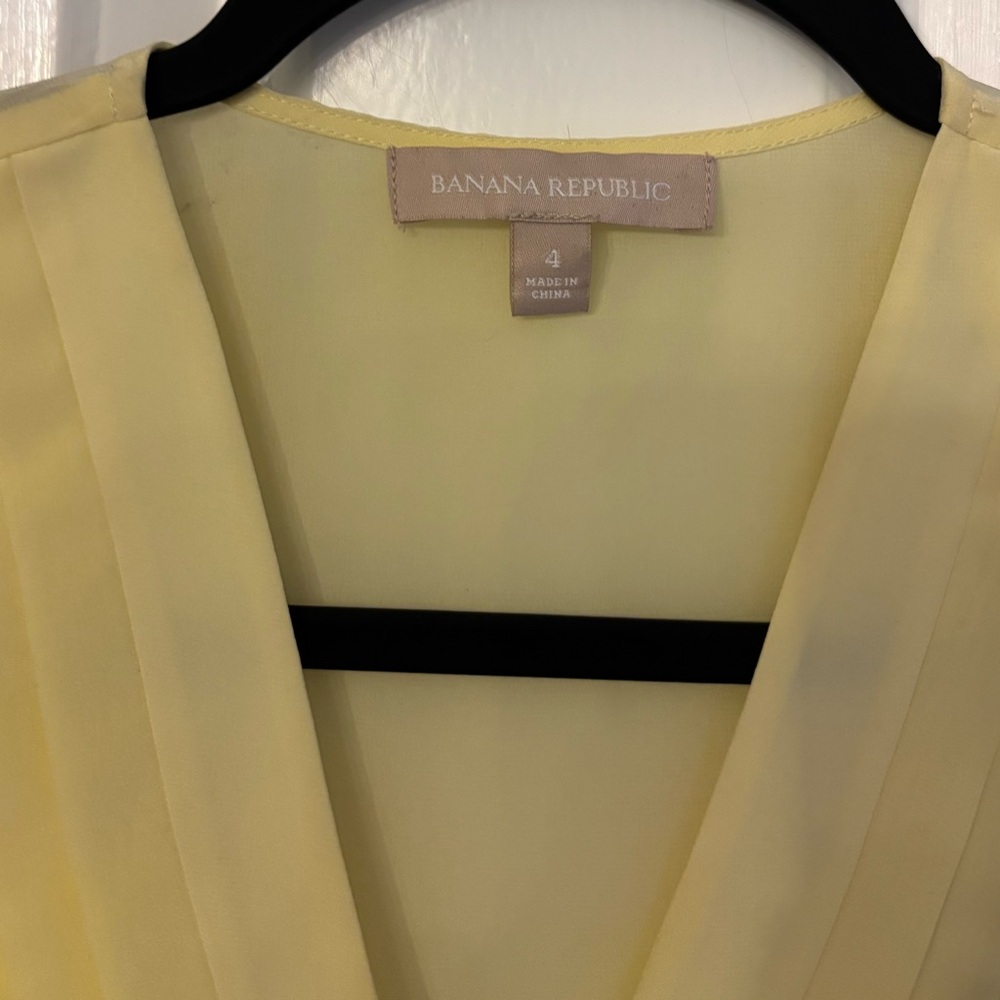 BR 100% Silk Butter Yellow Pleated Blouse Quiet Luxury Workwear Chic Top  Size 4 - Picture 6 of 6